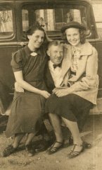 Aunt Frieda, Uncle Herman & unknown.jpg